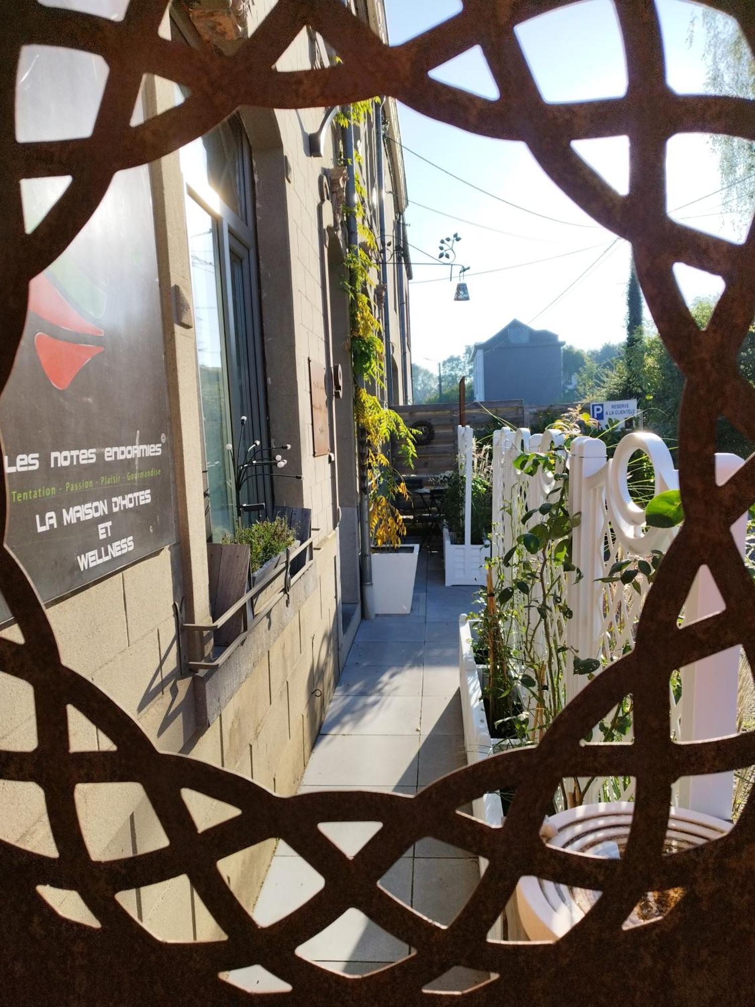 Maison D'Hote Les Notes Endormies Suite Le Refuge Walcourt Esterno foto