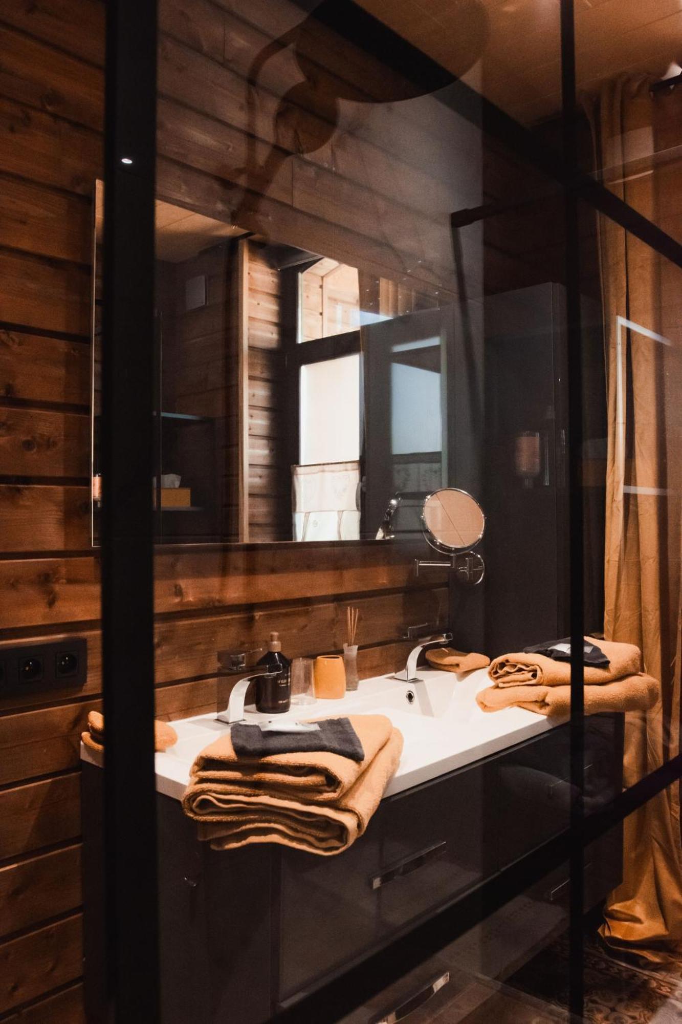 Maison D'Hote Les Notes Endormies Suite Le Refuge Walcourt Esterno foto